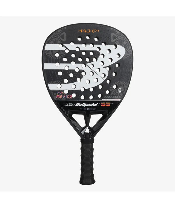 Bullpadel Hack 04 México Major LTD 2024 – face au logo Bullpadel nacré