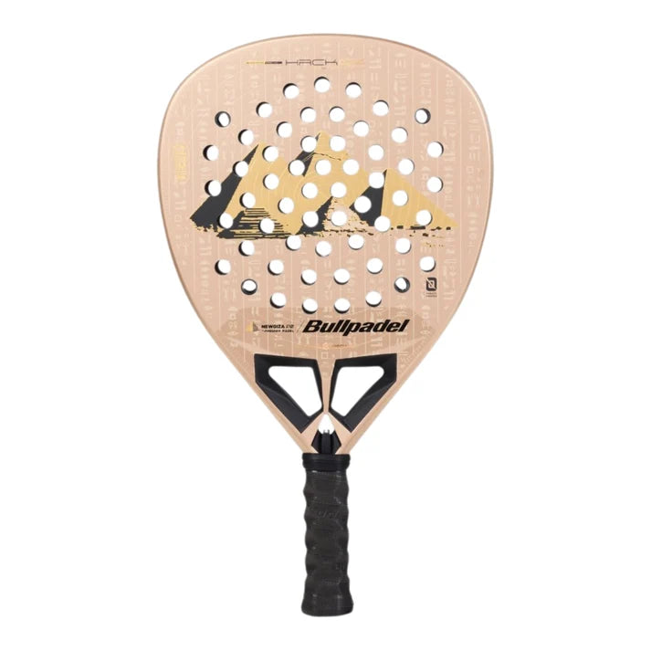 Bullpadel Hack 04 NewGiza LTD 2026 – raquette de padel, vue de face sable et or
