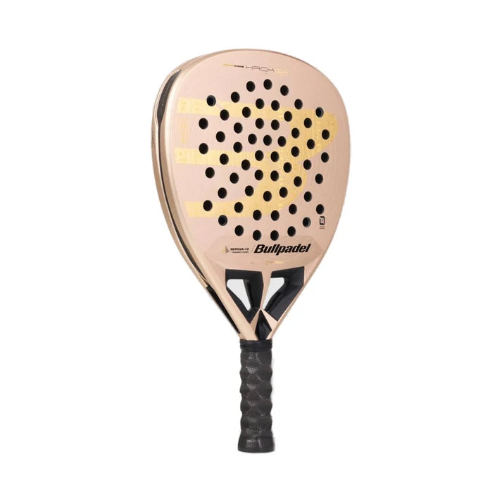 Bullpadel Hack 04 NewGiza LTD 2026 – vue de trois quarts dos