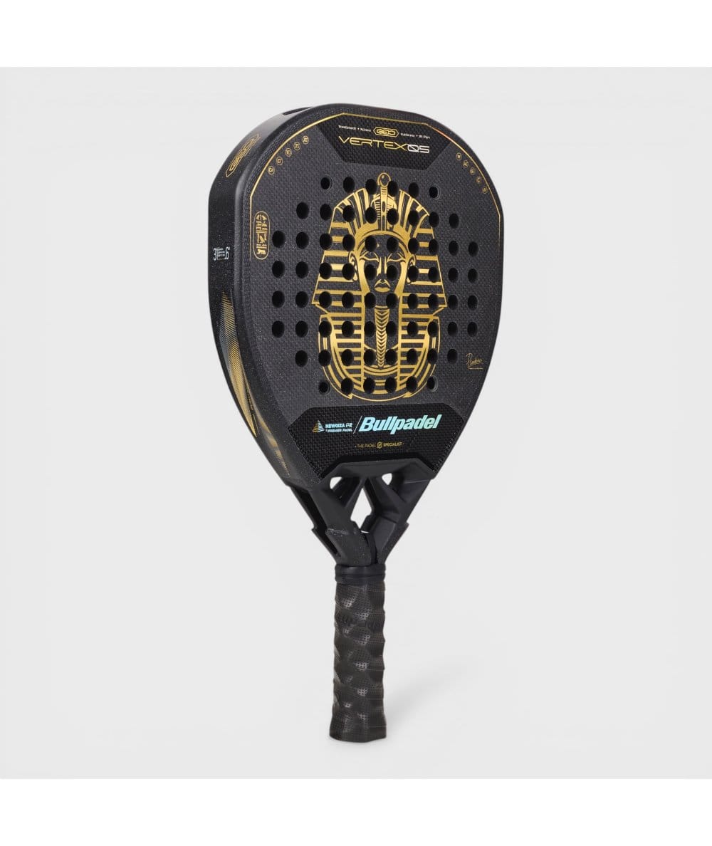 Bullpadel Vertex 05 Geo NewGiza LTD 2026 – vue de trois quarts face