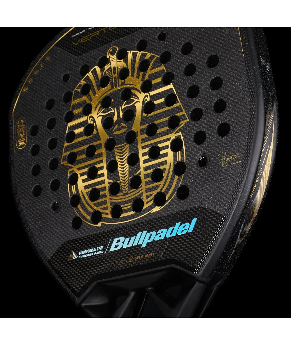 Bullpadel Vertex 05 Geo NewGiza LTD 2026 – détail du masque de pharaon