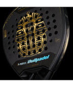 Bullpadel Vertex 05 Geo NewGiza LTD 2026 – détail du masque de pharaon