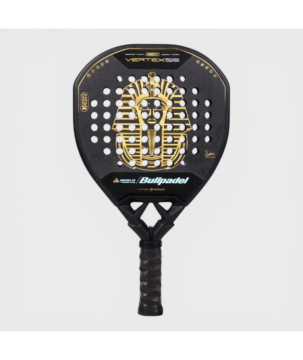 Bullpadel Vertex 05 Geo NewGiza LTD 2026 – raquette de padel, vue de face avec pharaon doré